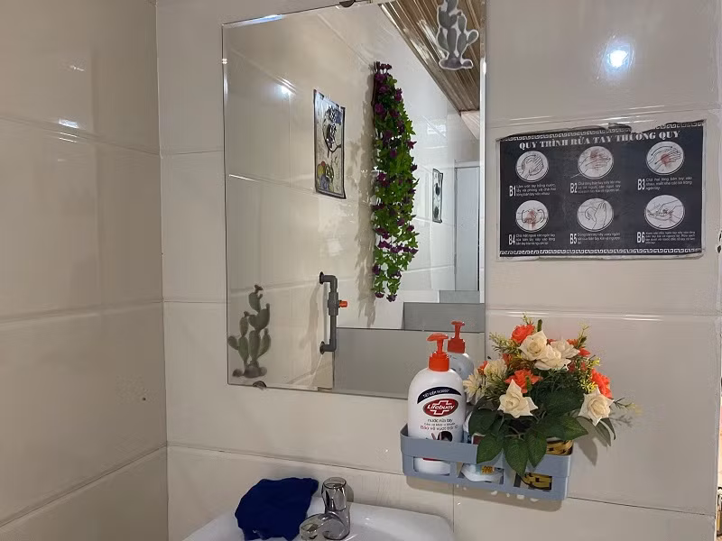 Chỉ cần bật điện, nhà vệ sinh tại Trường THCS Lê Văn Thiêm (TP Hà Tĩnh) sẽ tự động phát nhạc, thông tin. Ảnh: TG