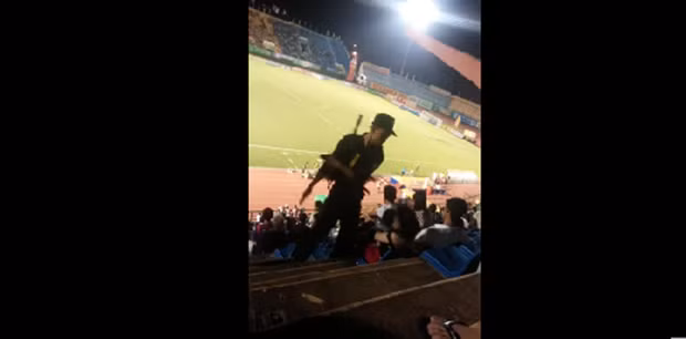 Sốc: Cảnh sát cơ động thẳng tay tát nữ CĐV tại Giải BTV Cúp 2015