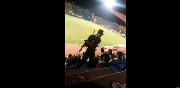 Nam cảnh sát cơ động tiến lại gần và tát nữ khán giả trên khán đài sân Gò Đậu. Ảnh cắt từ clip. Nam cảnh sát cơ động tiến lại gần và tát nữ khán giả trên khán đài sân Gò Đậu. Ảnh cắt từ clip.