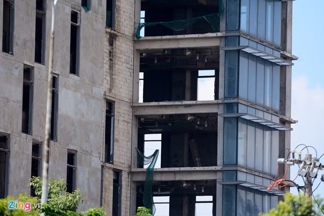 Một phần các tầng dưới và khoảng phía sau dự án DB Tower đã được lắp kính nhưng hiện tại không có dấu hiệu thi công. Những cao ốc dở dang, bị bỏ hoang ở Sài Gòn