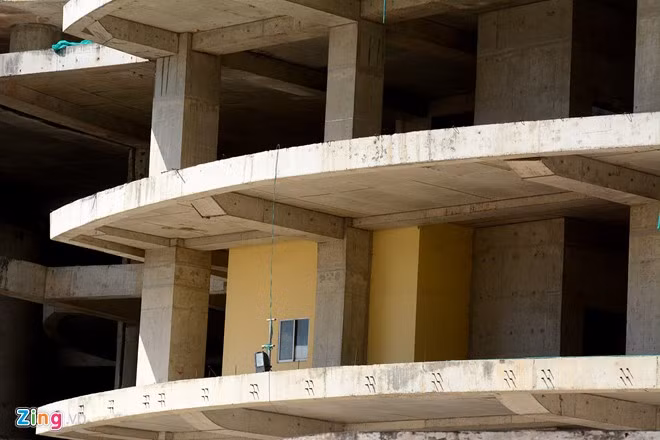 Một số căn phòng được sơn, lắp cửa nằm hoang lạnh. Những cao ốc dở dang, bị bỏ hoang ở Sài Gòn