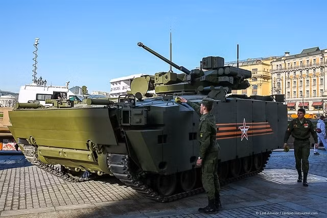  Điển hình là việc trang bị các tấm giáp lồng xung quanh xe để chống lại các loại mìn tự chế, tự động hóa hệ thống vũ khí cá nhân trên tháp pháo và tăng cường khả năng chống đạn với giáp chống đạn được gắn trên tháp pháo của xe nhằm bảo vệ binh lính khỏi hỏa lực cá nhân. Ngoài ra, chiếc Bradley M-2 cũng được trang bị một số khả năng giúp nó phù hợp với điều kiện tác chiến mới hiện nay của Quân đội Mỹ. 