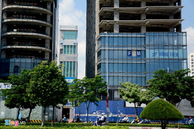 Một tòa nhà 5 tầng nằm lọt thỏm giữa hai dự án nổi bật trên tuyến đường này nhưng xây dựng dở dang. Những cao ốc dở dang, bị bỏ hoang ở Sài Gòn