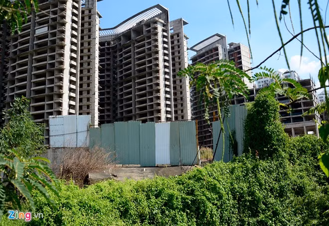 Xung quanh cỏ dại chằng chịt, dù chủ đầu tư vẫn bố trí các chốt bảo vệ xung quanh. Những cao ốc dở dang, bị bỏ hoang ở Sài Gòn