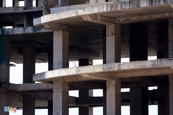 Các tầng chỉ là những khối bê tông trống hoắc nhìn từ các hướng. Những cao ốc dở dang, bị bỏ hoang ở Sài Gòn