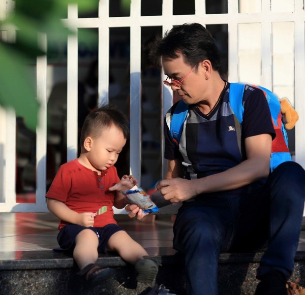 Cuộc sống bình dị của nhạc sĩ Đức Huy là thức dậy thật sớm mỗi ngày để chơi với con. 3-sao-viet-ke-ve-noi-buon-vui-khi-cha-gia-con-mon-1