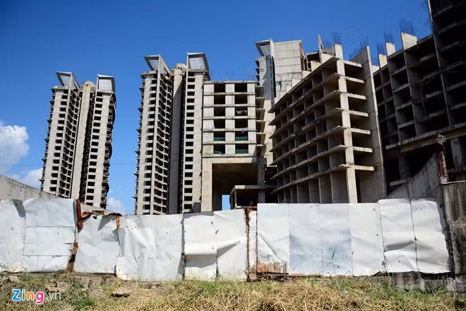 3 năm bỏ hoang, các hạng mục của đại dự án này đang dần trở nên xuống cấp. Những cao ốc dở dang, bị bỏ hoang ở Sài Gòn