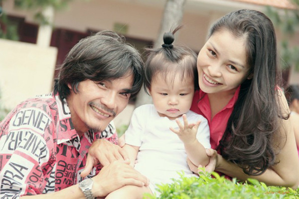 Nhờ có con gái, Công Ninh đã vượt qua được bệnh tật. 3-sao-viet-ke-ve-noi-buon-vui-khi-cha-gia-con-mon-2