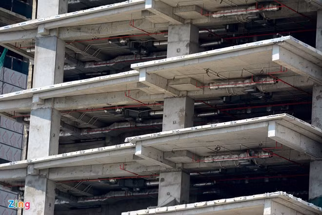 Các tầng của hai tòa nhà này đã được lắp các hệ thống kỹ thuật bên trong. Những cao ốc dở dang, bị bỏ hoang ở Sài Gòn