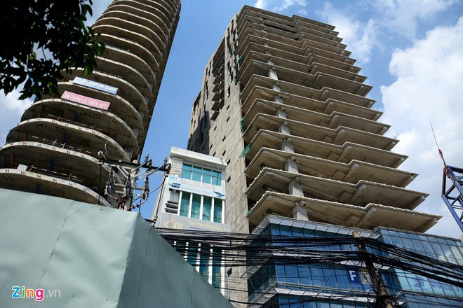Bên phải DB Tower là dự án tòa nhà văn phòng V-Ikon, cũng xây xong phần thô, đang lắp kính thì dừng thi công 2 năm nay, do chủ đầu tư không còn khả năng tài chính. Theo thiết kế, đây là tòa nhà văn phòng hạng A, có chiều cao đến 125,8 m, gồm 4 tầng hầm và 26 tầng cao. Những cao ốc dở dang, bị bỏ hoang ở Sài Gòn