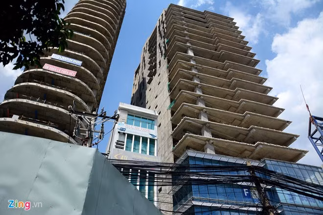 Bên phải DB Tower là dự án tòa nhà văn phòng V-Ikon, cũng xây xong phần thô, đang lắp kính thì dừng thi công 2 năm nay, do chủ đầu tư không còn khả năng tài chính. Theo thiết kế, đây là tòa nhà văn phòng hạng A, có chiều cao đến 125,8 m, gồm 4 tầng hầm và 26 tầng cao. Những cao ốc dở dang, bị bỏ hoang ở Sài Gòn