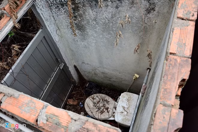 Khu vệ sinh cho công nhân xây dựng phía sau rêu mốc, bị bỏ hoang lâu ngày. Những cao ốc dở dang, bị bỏ hoang ở Sài Gòn