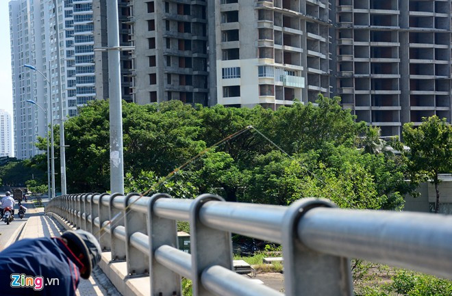 Năm 2010, Kenton Residences được mở bán đợt đầu tiên với giá dao động 1.500 -2.250 USD/m2 (chưa bao gồm VAT và phí bảo trì). Những cao ốc dở dang, bị bỏ hoang ở Sài Gòn