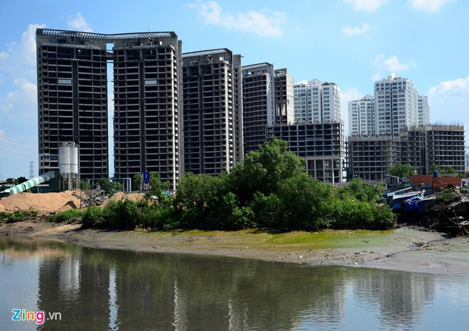 Theo công bố năm 2009, Kenton Residences có vốn đầu tư khoảng 300 triệu USD, xây dựng trên diện tích 9,1 ha. Dự án gồm 3 phân khu với 9 tòa tháp 1.640 căn hộ. Những cao ốc dở dang, bị bỏ hoang ở Sài Gòn