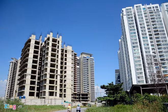 Một trong số các tòa tháp này đã được lắp kính nhưng hiện không có công nhân thi công. Bên cạnh là các cao ốc của một dự án sang trọng khác đã được sử dụng từ lâu. Những cao ốc dở dang, bị bỏ hoang ở Sài Gòn