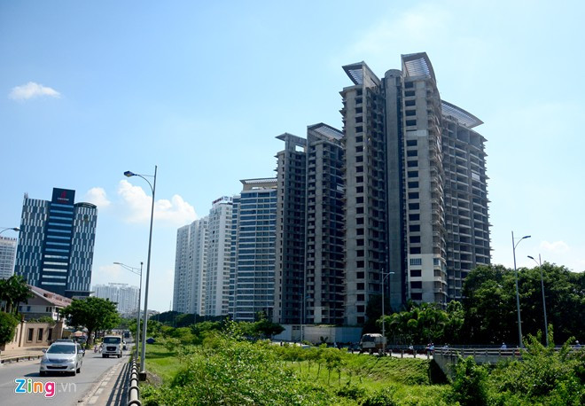 Dự án Kenton Residences gần ngã tư Nguyễn Văn Linh – Nguyễn Hữu Thọ (quận 7) là điển hình nhất trong số các cao ốc nghìn tỷ đang hoang hóa ở TP HCM. Những cao ốc dở dang, bị bỏ hoang ở Sài Gòn
