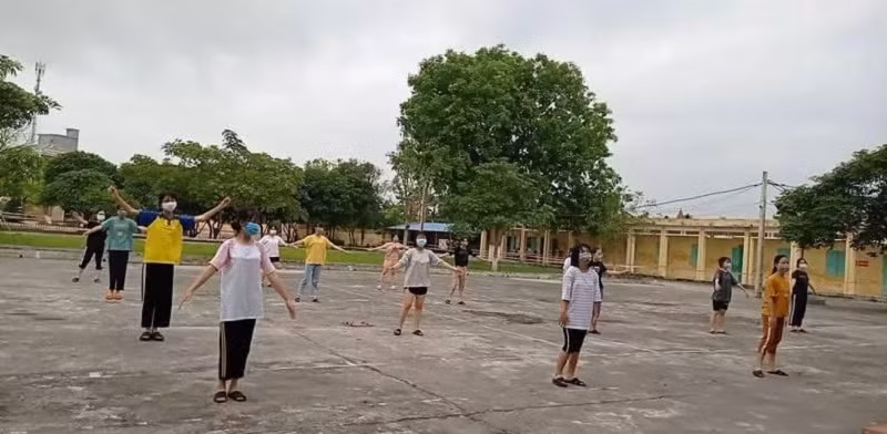 Các em học sinh lớp 10A2 tập thể dục trong khu cách ly tập trung.