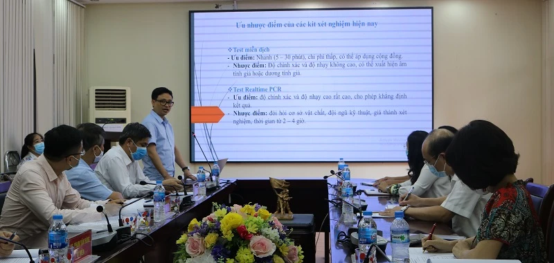 TS Nguyễn Phú Hùng báo cáo với Hội đồng khoa học công nghệ nghiệm thu kết quả nghiên cứu.