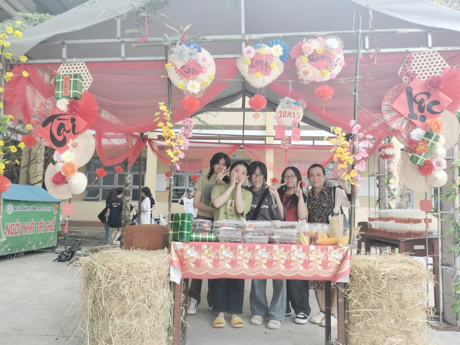 Quầy hàng được dựng lên đơn sơ từ những vật liệu cây lá địa phương. Quầy hàng được dựng lên đơn sơ từ những vật liệu cây lá địa phương.