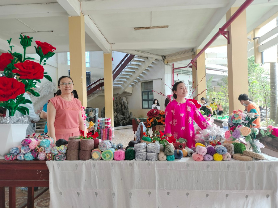 Quầy bán sản phẩm từ vật liệu len do các giáo viên tổ chức. Quầy bán sản phẩm từ vật liệu len do các giáo viên tổ chức.