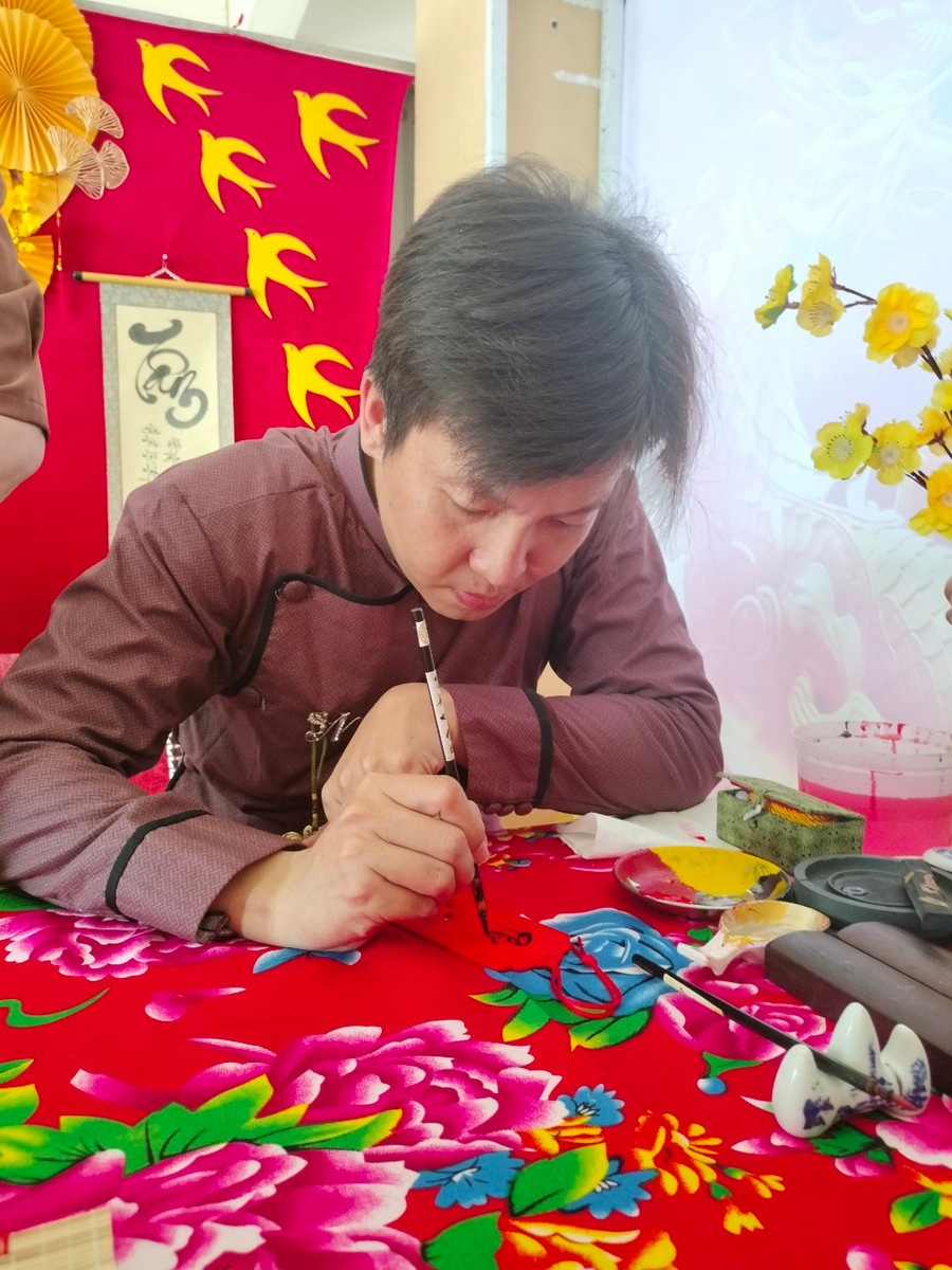 Quầy viết thư pháp do thầy cô giáo phụ trách. Quầy viết thư pháp do thầy cô giáo phụ trách.