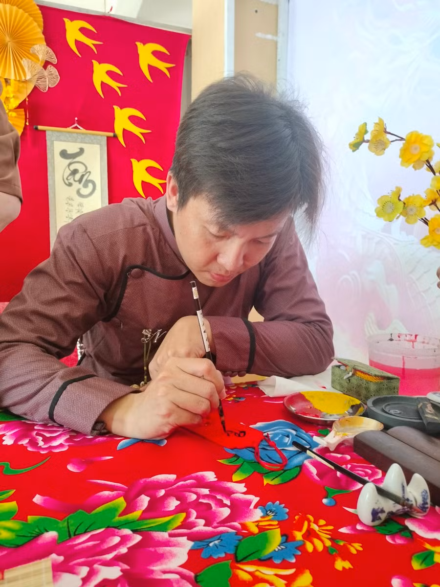 Quầy viết thư pháp do thầy cô giáo phụ trách.