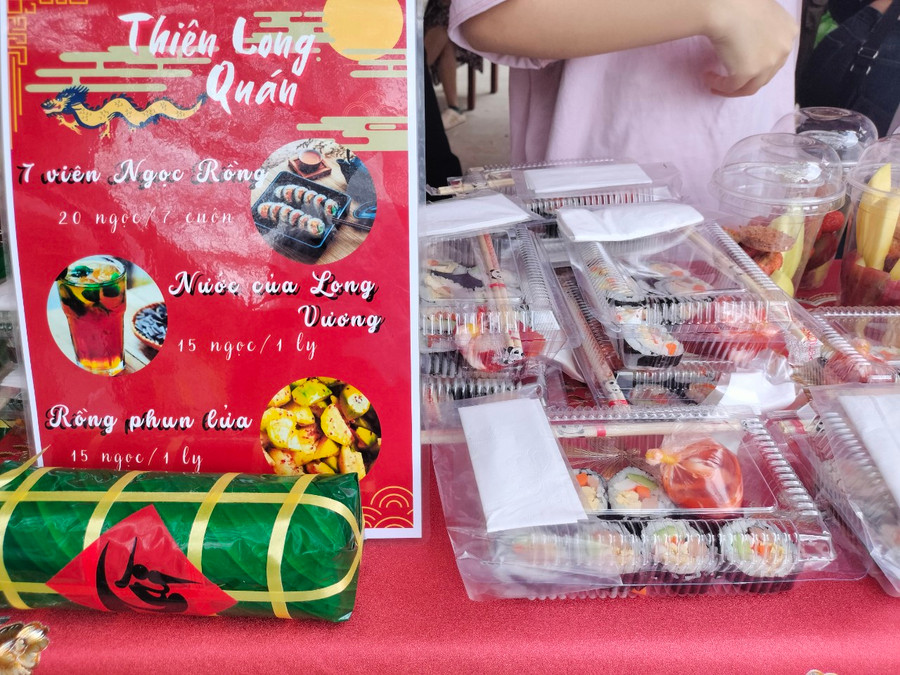 Các món ăn tại phiên chợ Tết là do học sinh tự chế biến, trưng bày. Các món ăn tại phiên chợ Tết là do học sinh tự chế biến, trưng bày.