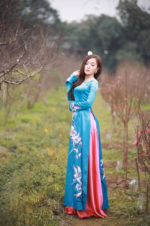 Hotgirl chụp bikini ở vườn đào bất ngờ khoe ảnh áo dài kín đáo - Ảnh 5