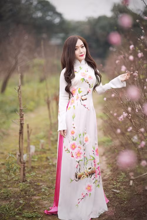 Hotgirl chụp bikini ở vườn đào bất ngờ khoe ảnh áo dài kín đáo - Ảnh 2