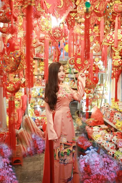 Hotgirl chụp bikini ở vườn đào bất ngờ khoe ảnh áo dài kín đáo - Ảnh 8