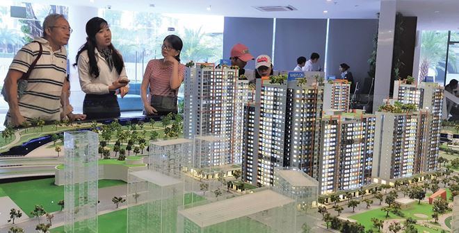 Người dân TPHCM tại một sàn giao dịch bất động sản