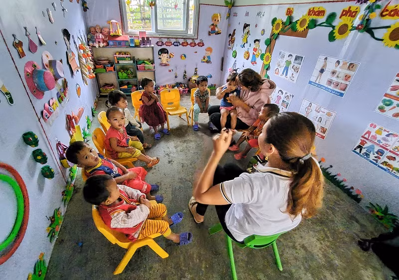 Cô và trò Trường Mầm non Mường Lói, huyện Điện Biên, tỉnh Điện Biên.