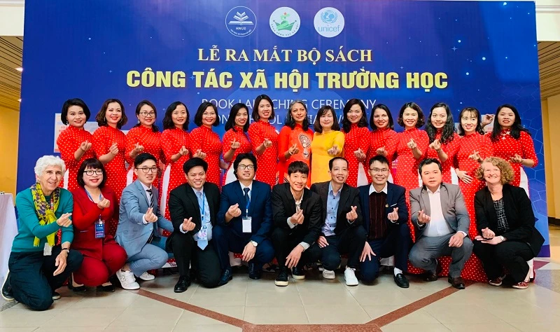 Tập thể cán bộ, giảng viên Khoa CTXH cùng khách mời tại Lễ ra mắt bộ sách CTXH trường học.