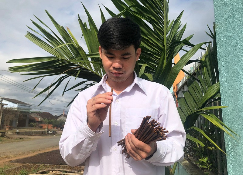 Sản phẩm ống hút từ cây cỏ thiên nhiên của Hoàng Văn Tần.