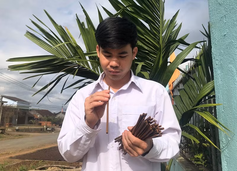 Sản phẩm ống hút từ cây cỏ thiên nhiên của Hoàng Văn Tần.