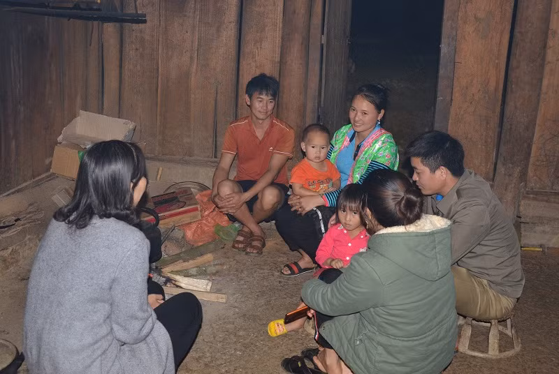 Nhiều thầy cô ở vùng cao đến tận nhà chúc Tết trò và tranh thủ nhắc nhở, vận động học sinh ra lớp đúng lịch.