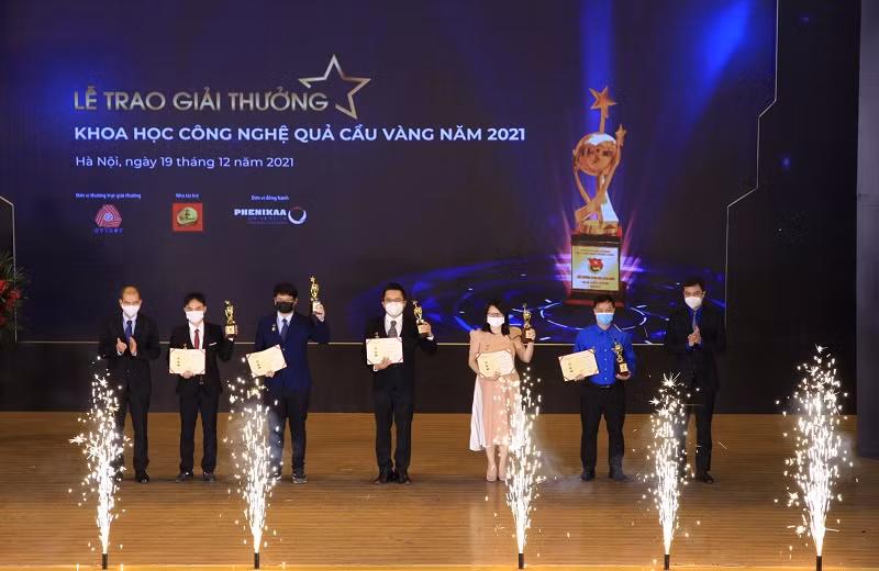 TS Nguyễn Thanh Bình (giữa) tại lễ nhận giải thưởng Quả cầu vàng 2021.