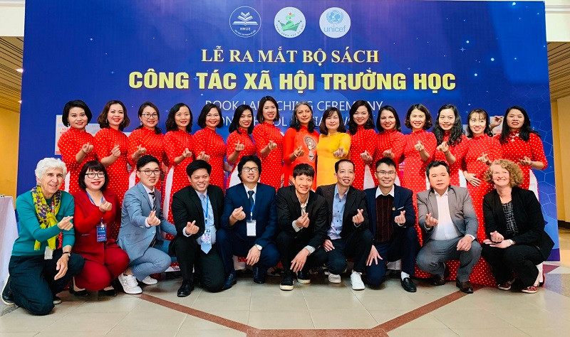 Tập thể cán bộ, giảng viên Khoa CTXH cùng khách mời tại Lễ ra mắt bộ sách CTXH trường học.