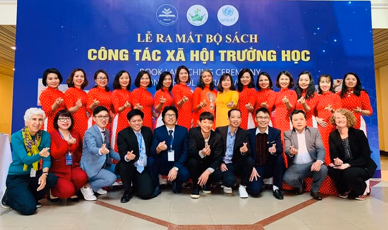 Tập thể cán bộ, giảng viên Khoa CTXH cùng khách mời tại Lễ ra mắt bộ sách CTXH trường học.