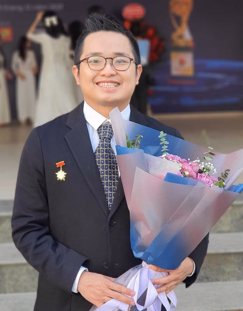 TS Nguyễn Thanh Bình trong ngày vui nhận danh hiệu Quả cầu vàng 2021.