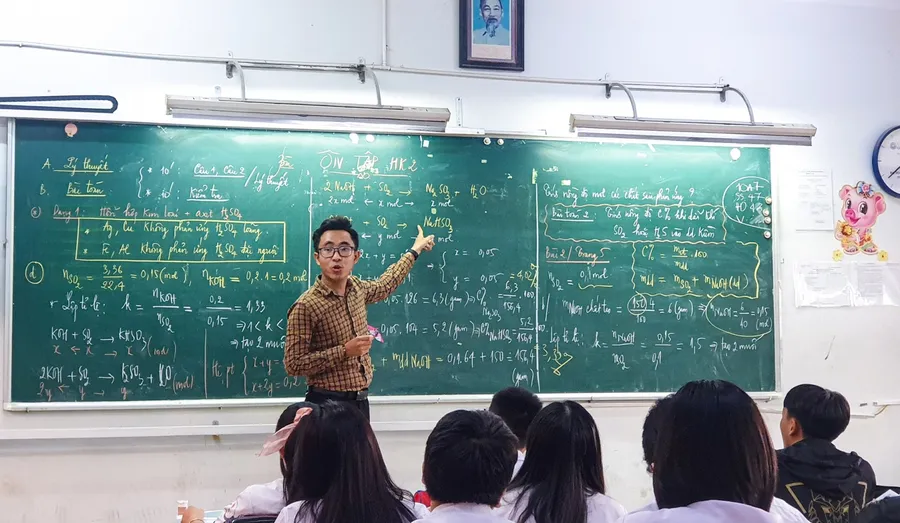 Thạc sĩ Phạm Lê Thanh trong một tiết giảng môn Hoá học. Ảnh minh hoạ NVCC