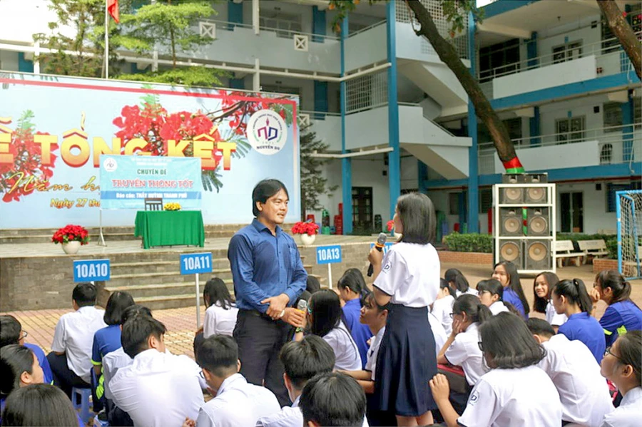 Học sinh Trường THPT Nguyễn Du, TP.HCM trong chuyên đề về sử dụng mạng xã hội. Ảnh minh hoạ: NTCC