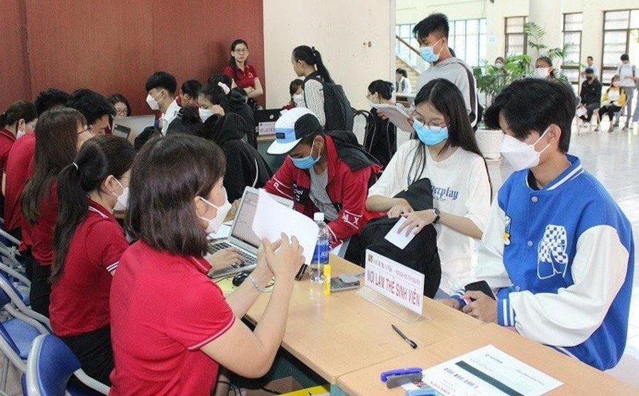 Tân sinh viên đến nhập học tại Trường ĐH Tây Nguyên. Ảnh: NTCC