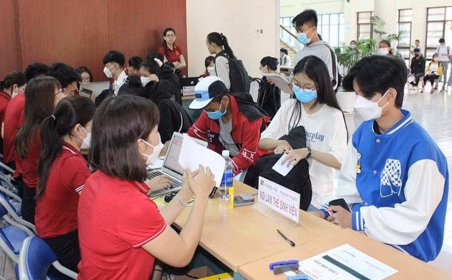 Tân sinh viên đến nhập học tại Trường ĐH Tây Nguyên. Ảnh: NTCC