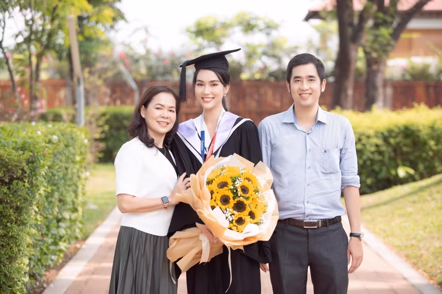 Á hậu Phương Anh rạng rỡ trong ngày tốt nghiệp thủ khoa Đại học RMIT.