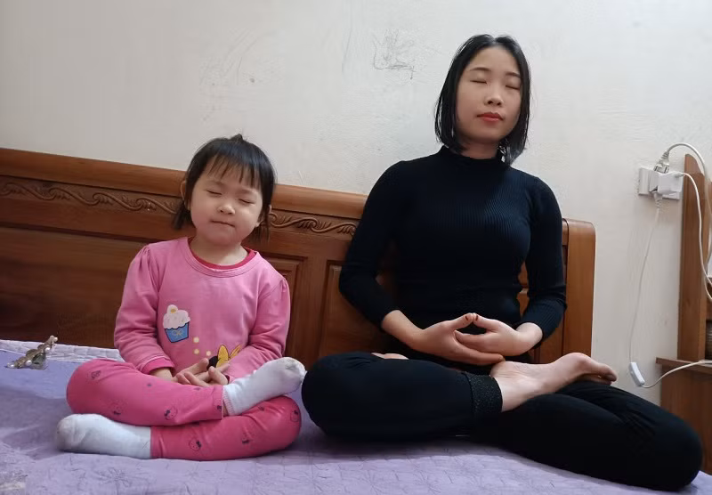 Cô Nguyễn Thị Hồng, Trường THCS - THPT Ban Mai cùng con gái út chiến đấu với dịch bệnh.