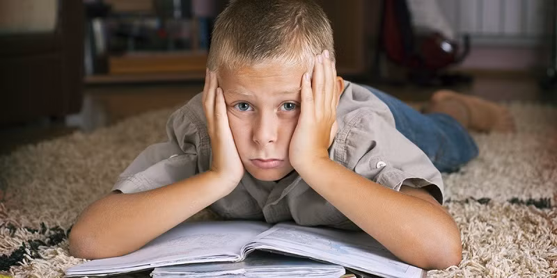 Nếu lười làm, trẻ sẽ không được chơi games hoặc xem tivi.