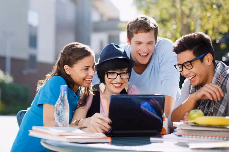 Nhiều trường đại học Úc có các bộ phận hỗ trợ sinh viên quốc tế tìm kiếm công việc bán thời gian. Ảnh: Optionseducation