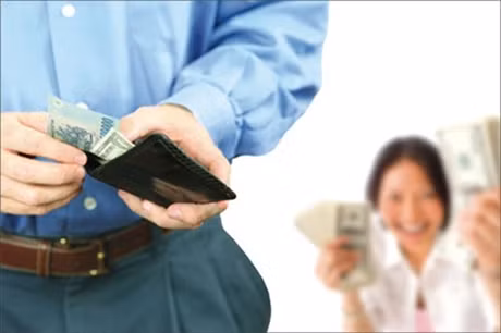  Vợ chồng cần minh bạch trong vấn đề tiền bạc (Hình minh họa) Vợ chồng cần minh bạch trong vấn đề tiền bạc (Hình minh họa).