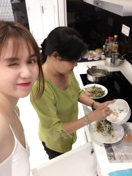 Ngọc Trinh tình cảm vào bếp với mẹ kế - Ảnh 1 Ngoc Trinh tinh cam vao bep voi me ke - Anh 1